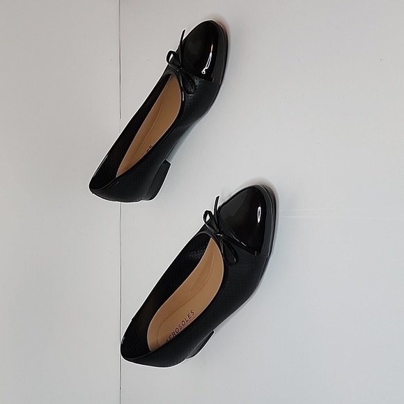 Aerosoles Black Outrun Round Toe Flats with Bows, Size 9W - Picture 3 of 8